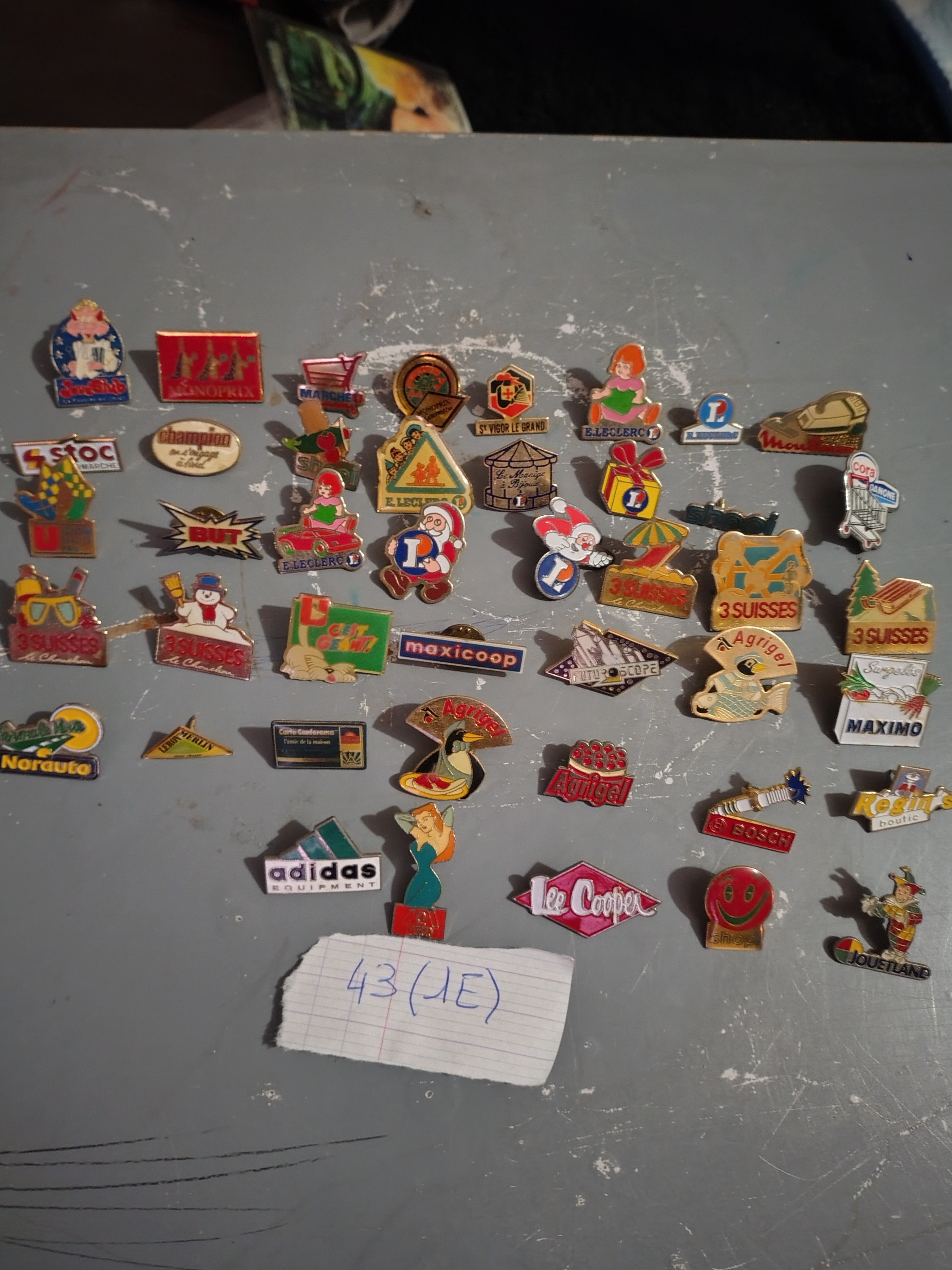 43 pin's d'enseigne bon etat 1 Bayeux (14)