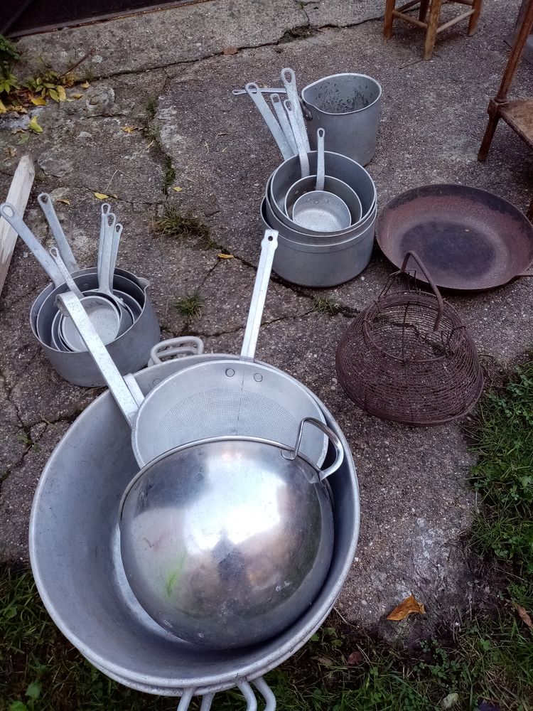 Ensemble d'anciens ustensiles de cuisine 0 Lay-Lamidou (64)