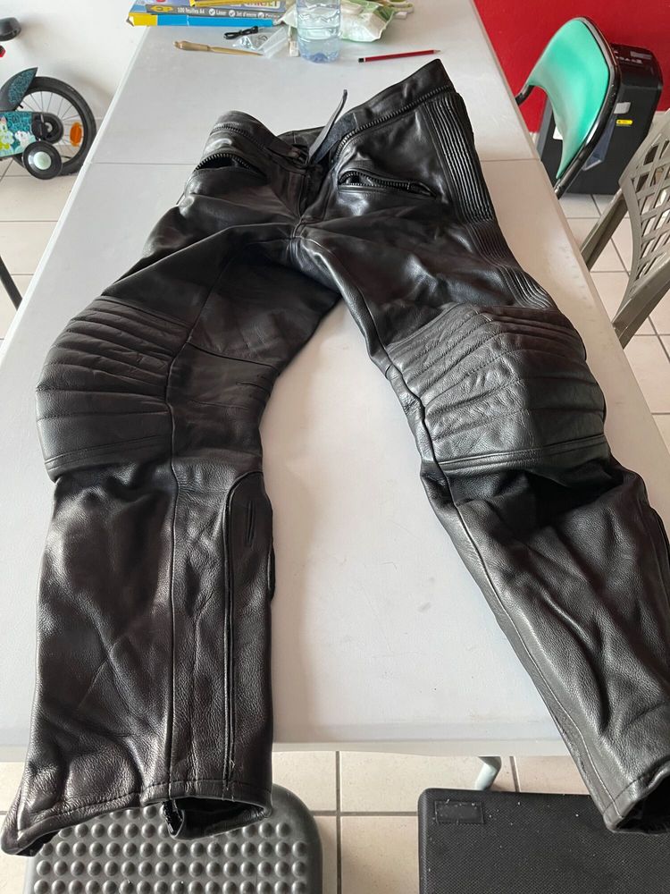 ENSEMBLE BLOUSON ET PANTALON MOTO CUIR POUR HOMME TAILLE 42 250 Balbins (38)