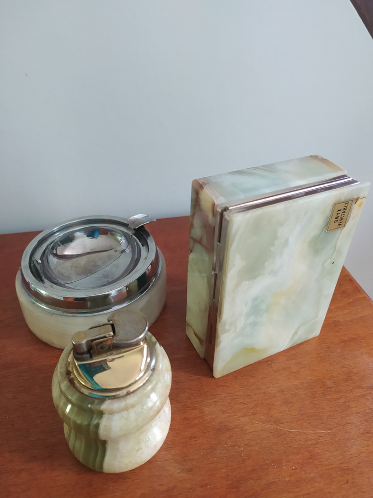 Ensemble  briquet  cendrier  coffret cigarette 15 Montgeron (91)