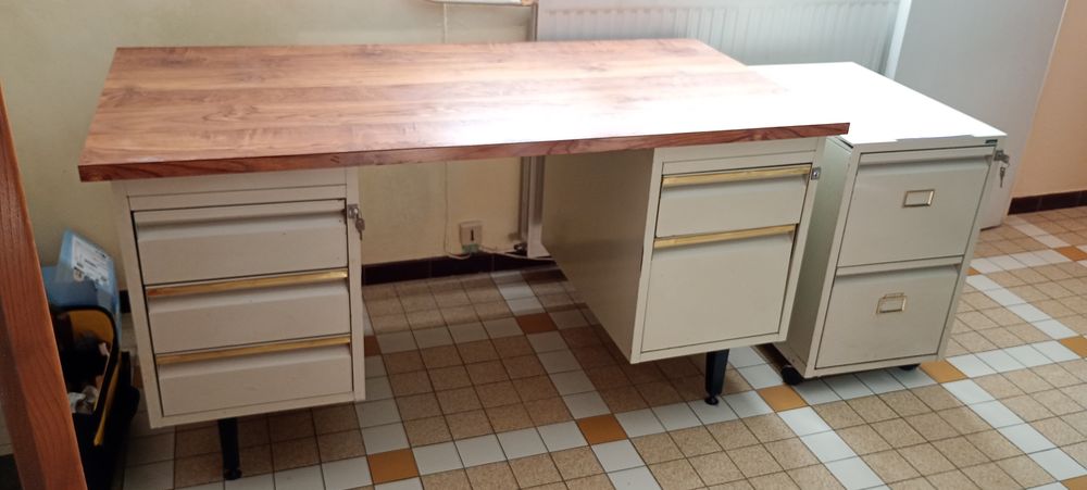 Ensemble bureau et son caisson mobile assorti. 100 Lalinde (24)