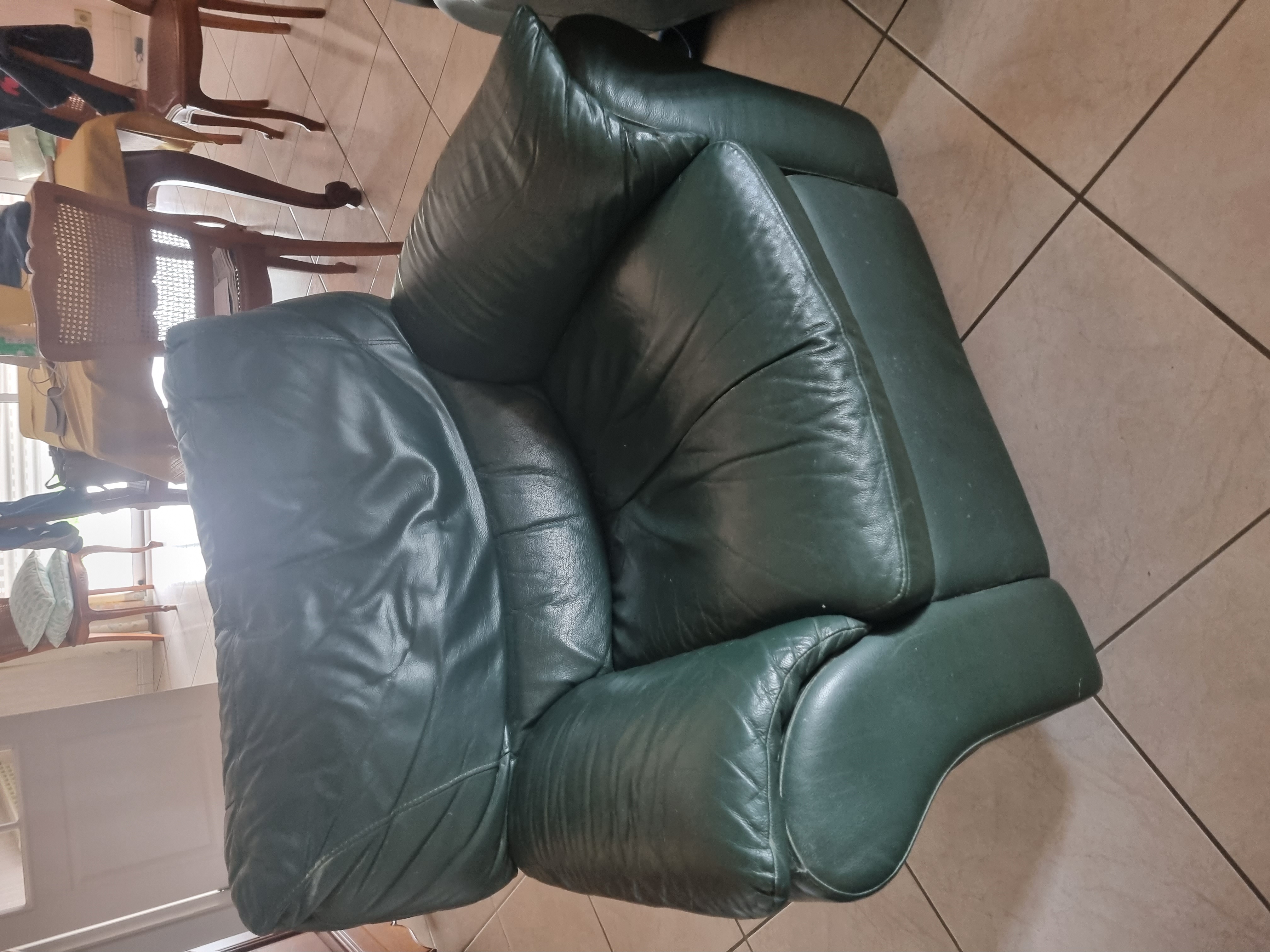 Ensemble canap� cuir et deux fauteuils 250 Arb�rats-Sill�gue (64)