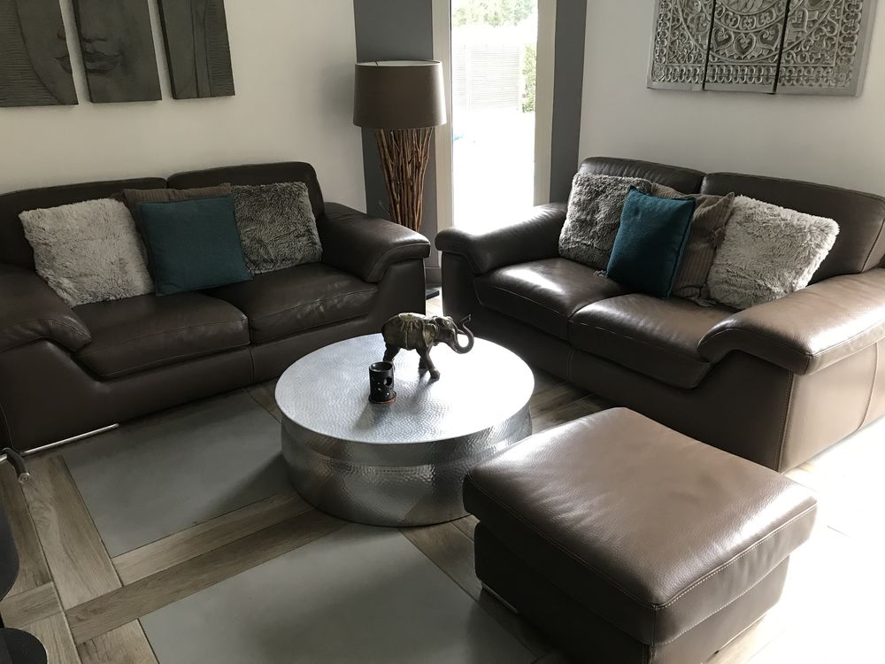Ensemble 2 canap�s cuir taupe 2 places et 1 pouf carr� 799 Saint-Jorioz (74)