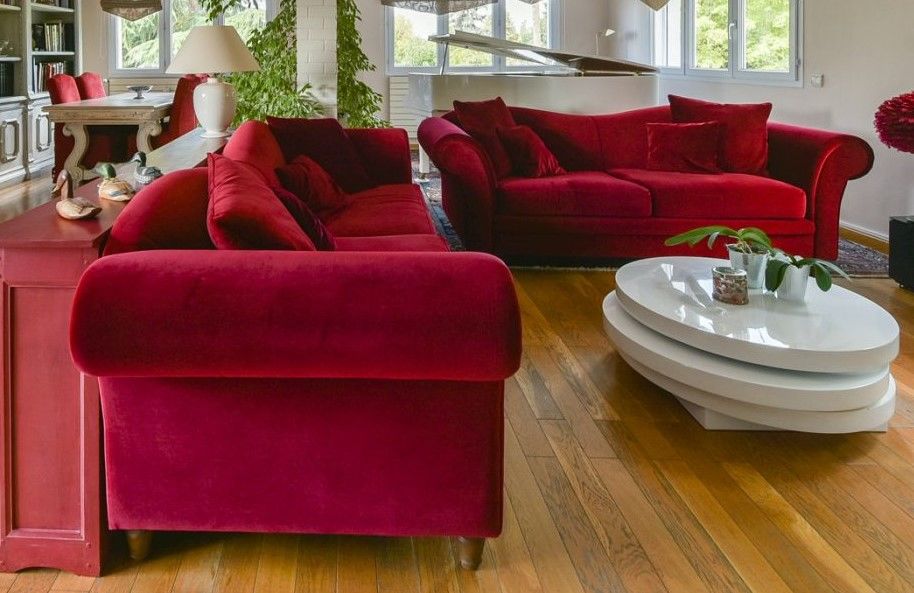 Ensemble de 2 canap�s en velours rouge. 1500 Nointel (95)