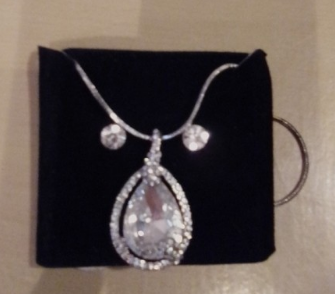 Ensemble collier et boucles d'oreilles Goutte neuf
10 Bouxwiller (67)