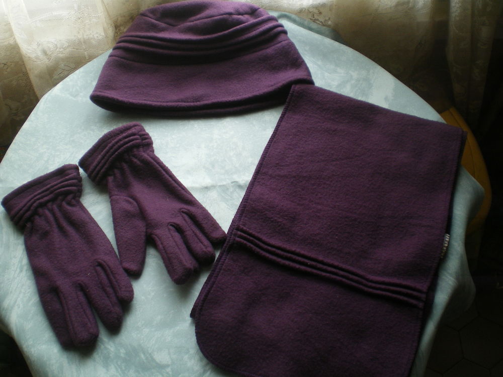 Un ensemble comprenant chapeau, gants �charpe assortis 18 Caen (14)