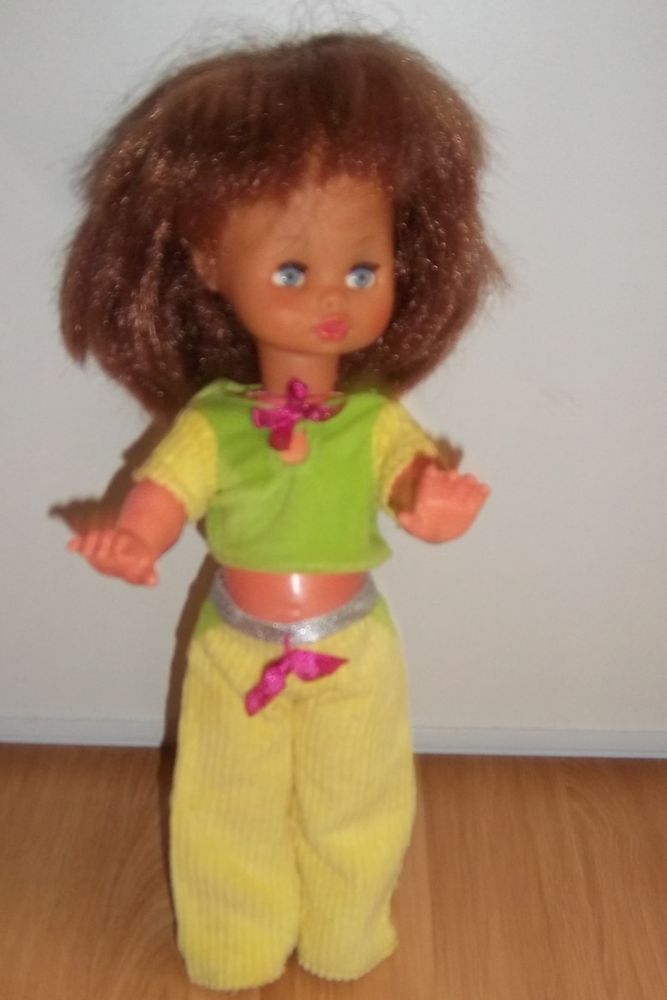 Ensemble jaune et vert poup�e 2 Colombier-Fontaine (25)