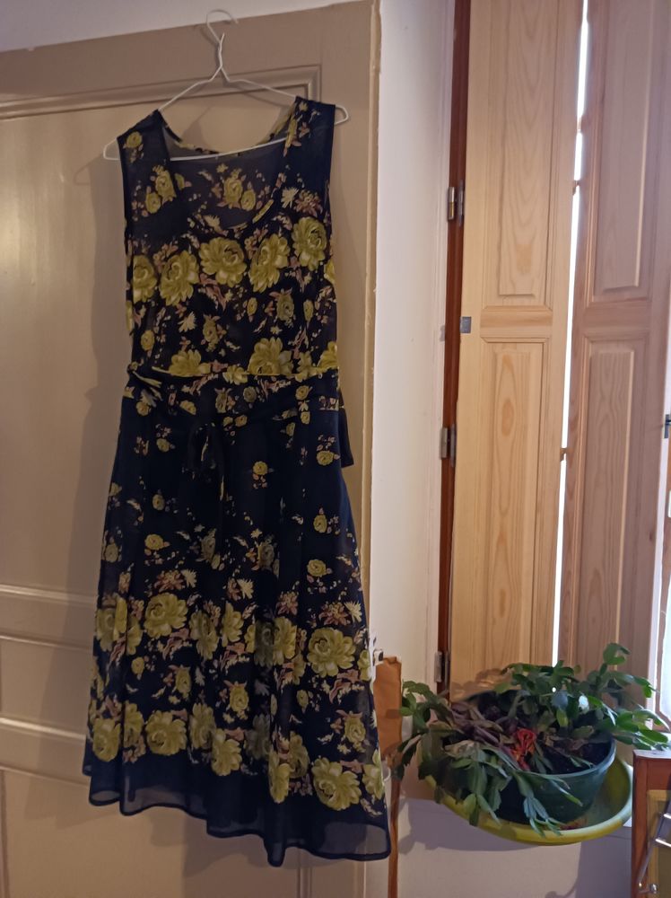 Ensemble jupe + haut en cr�pe fleuri pour c�r�monies 30 Beauval (80)