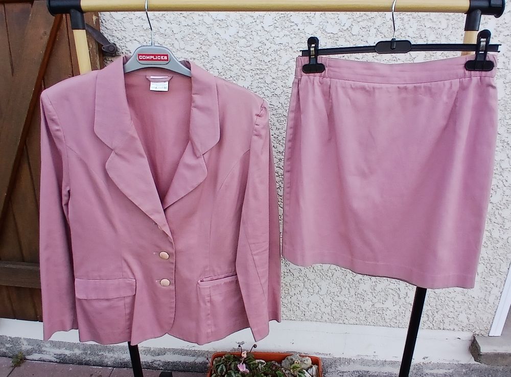 ENSEMBLE JUPE ET VESTE 32 Nevers (58)