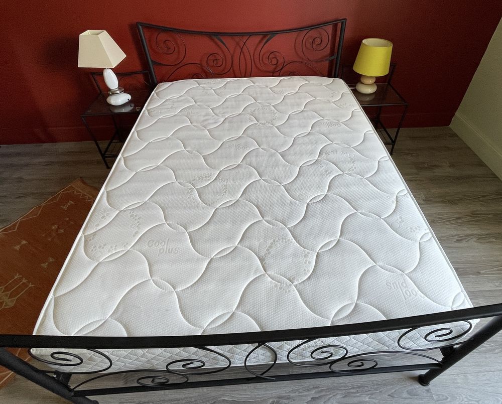 Ensemble lit / matelas et chevet + linges de maison 250 Poudenas (47)