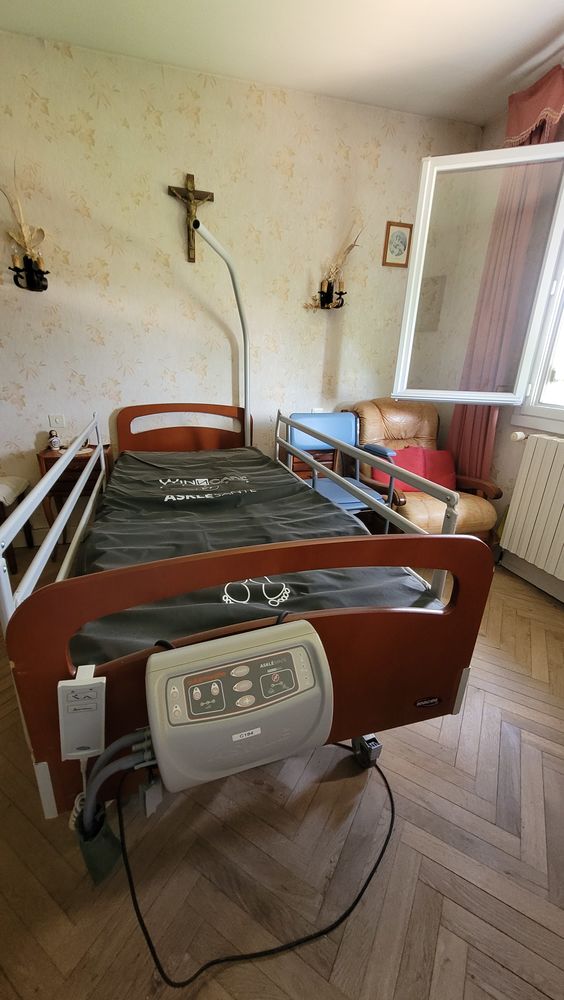 ensemble Lit m�dicalis� et petit mat�riel m�dical 750 Flace Les Macon (71)