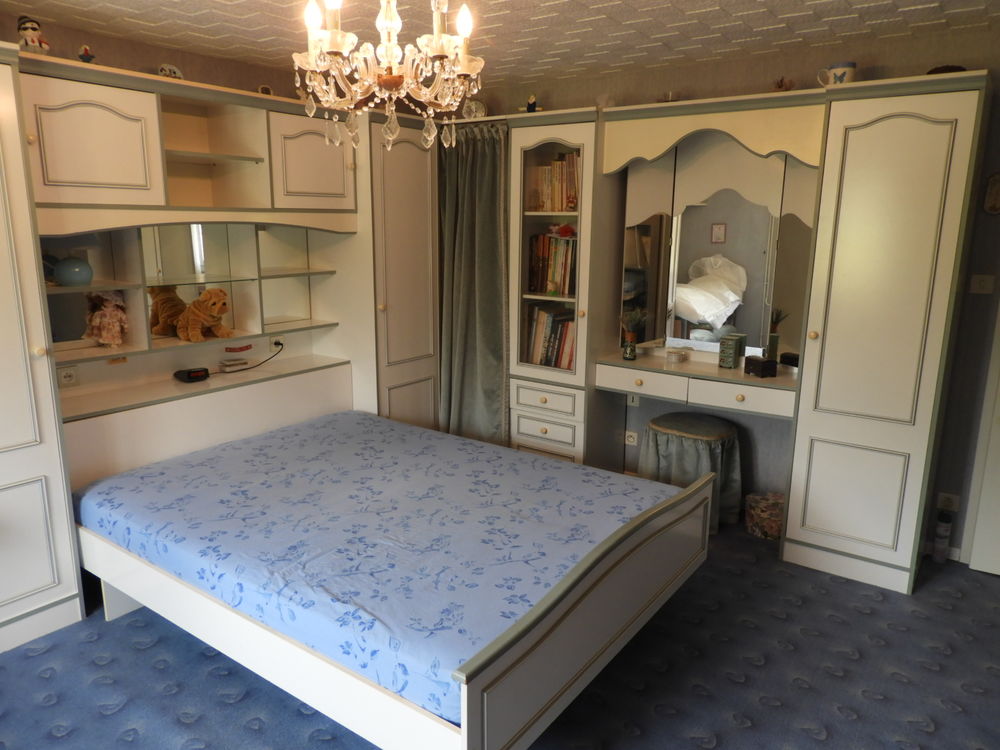 ensemble de meubles de chanbre � coucher
250 Vadans (70)