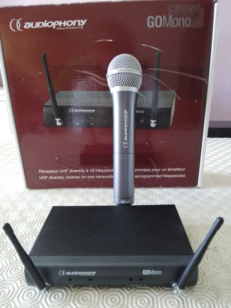 ensemble micro main uhf 90 Cholet (49)