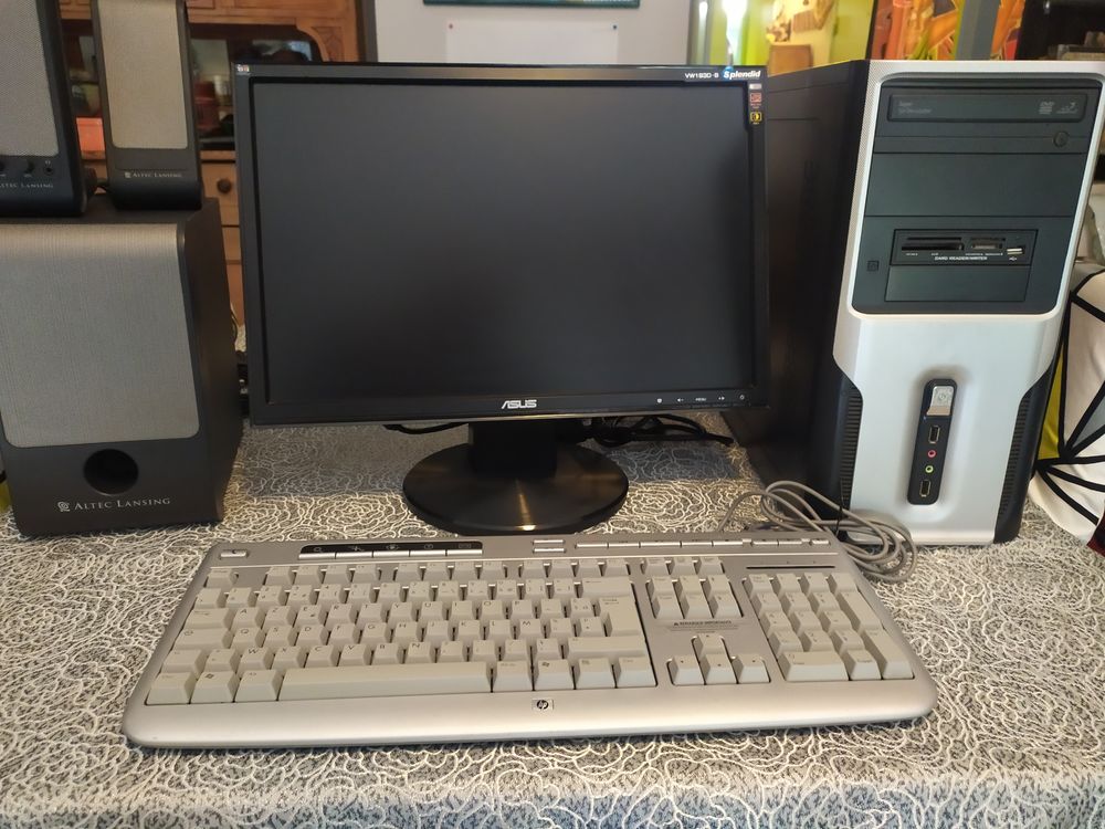 Ensemble ordinateur de Bureau ecran et son 70 N�mes (30)