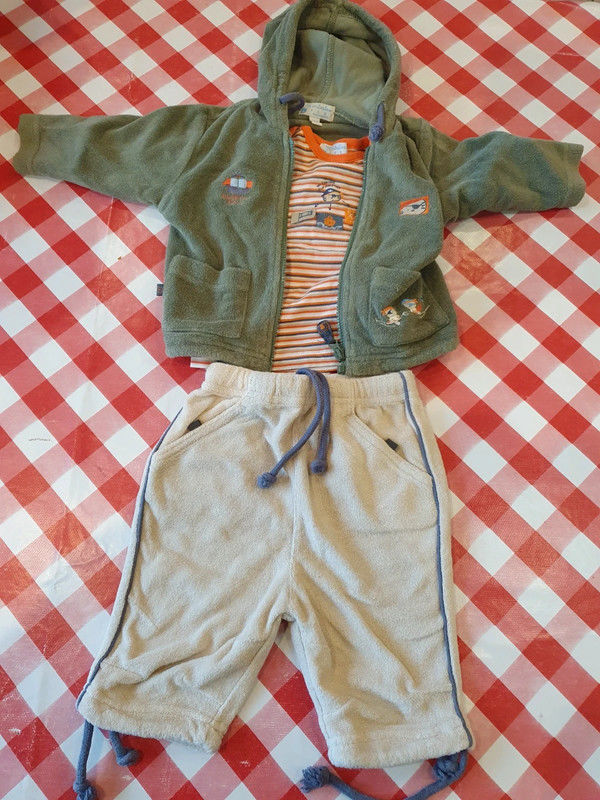 Ensemble pantalon + t-shirt + veste 
6 Aubvillers (80)