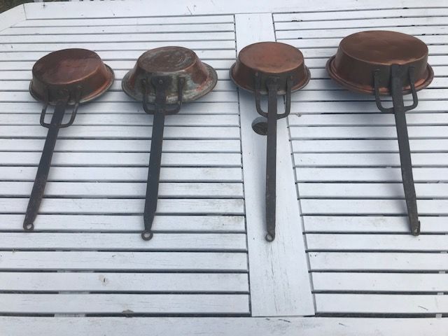 Bel ensemble de 6 po�les en cuivre , plus louche assortie 150 Mottier (38)