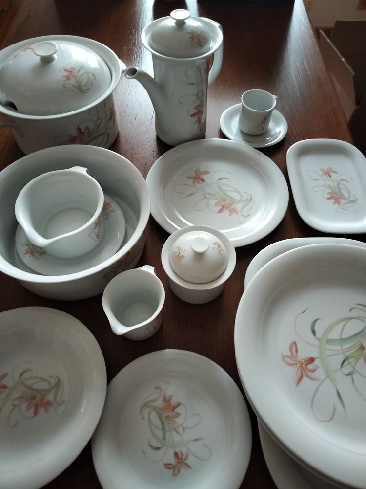 ensemble porcelaine 71 pi�ces 60 Langres (52)