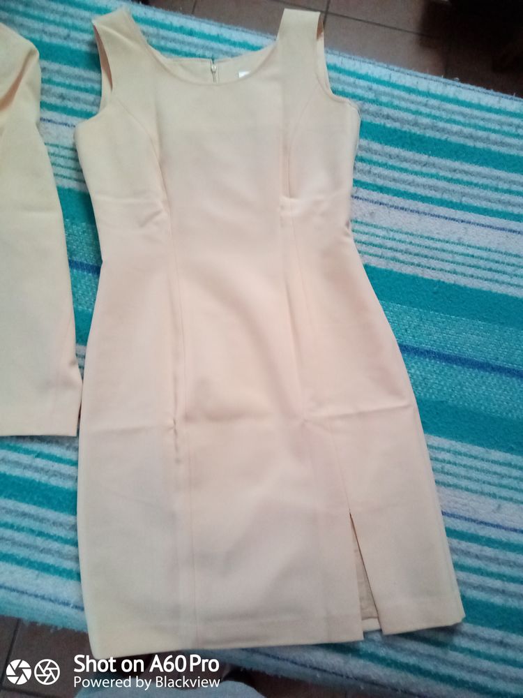 Ensemble robe et veste jaune poussin 30 Carpentras (84)