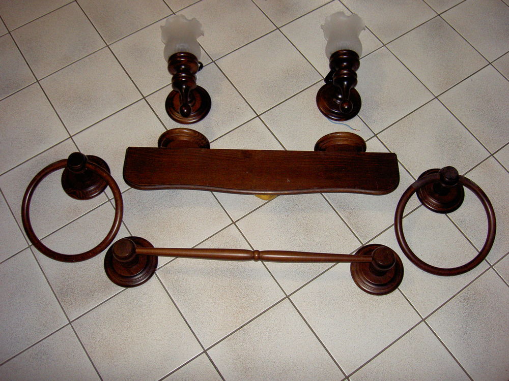 Ensemble salle de bains en bois. 30 Uz�s (30)