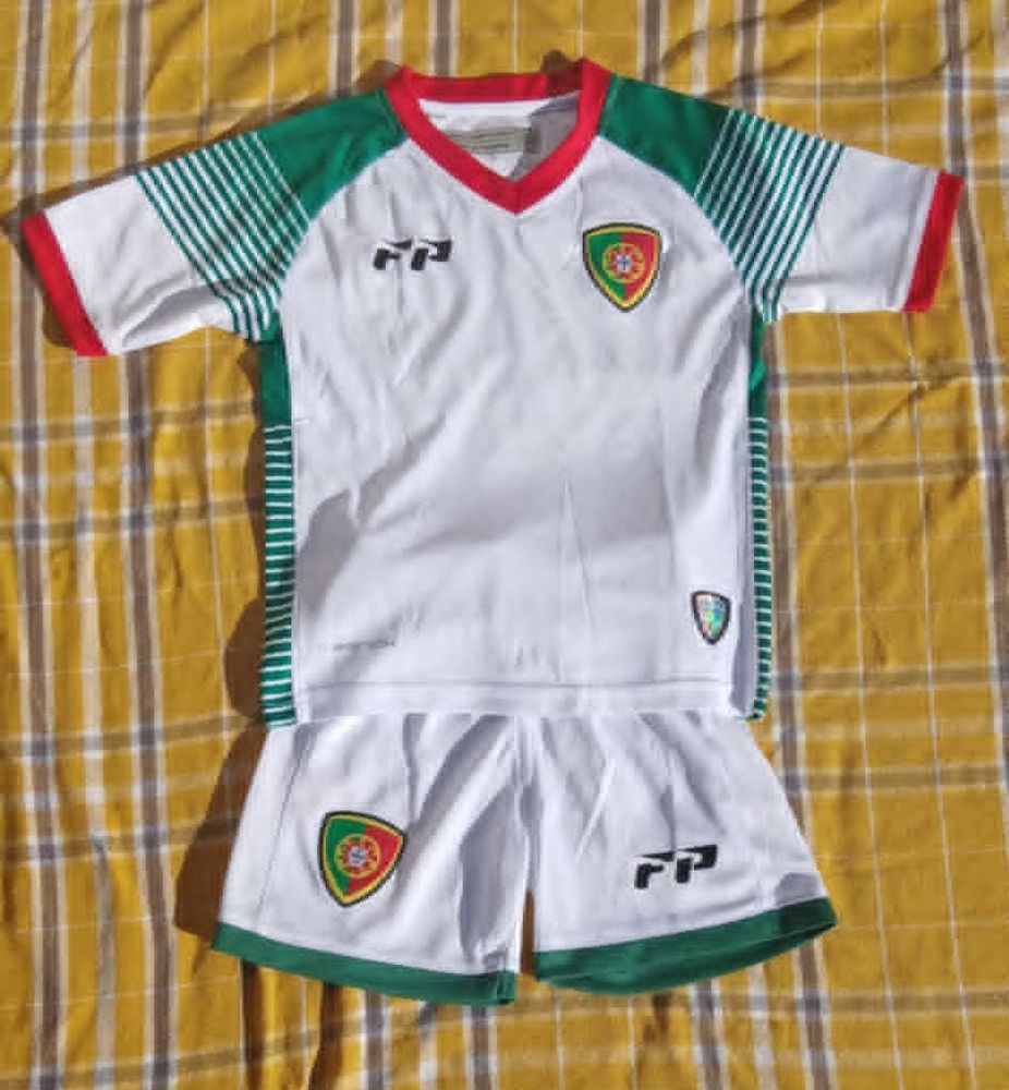 Ensemble Tee-shirt & Short  For�a Portugal  en Taille 3 Ans 10 La Fert�-Alais (91)