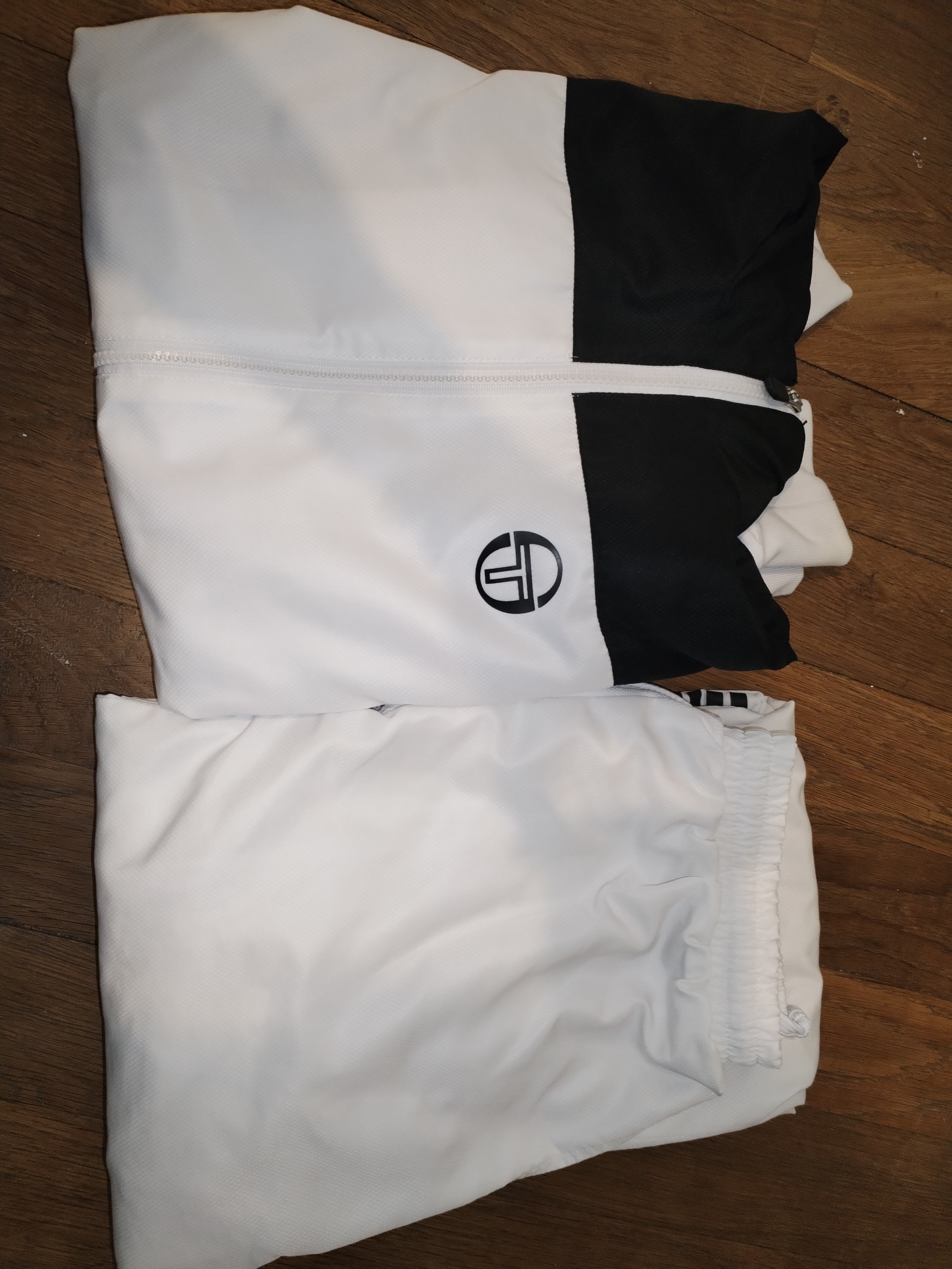 Ensemble de surv�tement SERGIO TACCHINI blanc (Taille S)
49 Brillon-en-Barrois (55)