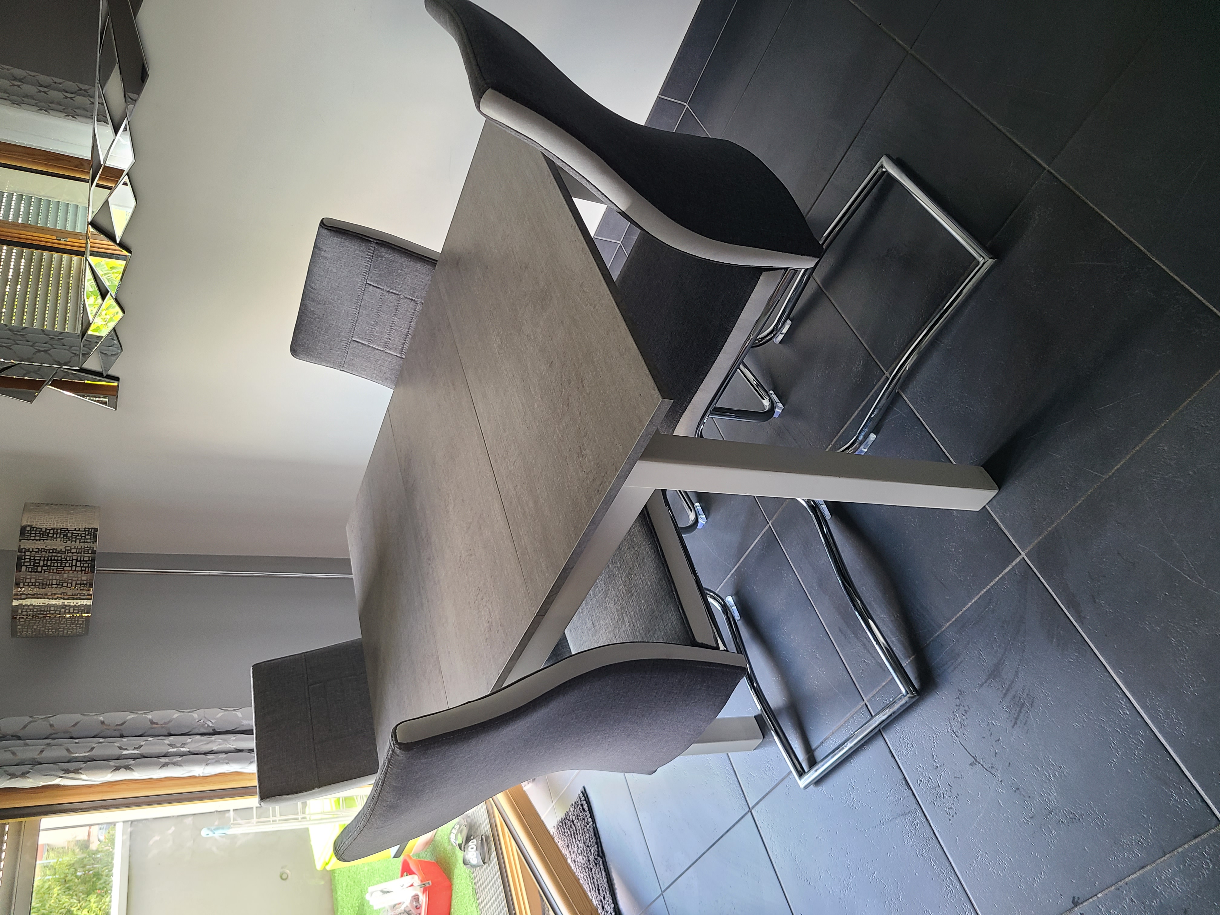 Ensemble table et chaises 300 V�nissieux (69)