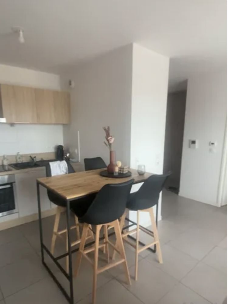 Ensemble table + 4 chaises de bar 250 Rodez (12)