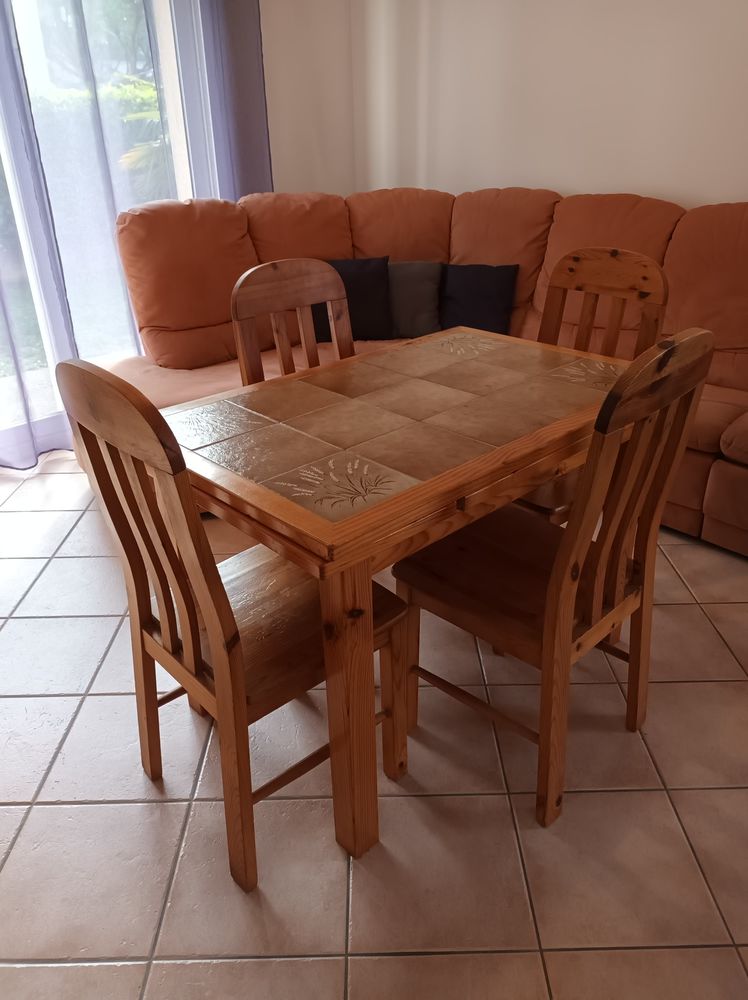Ensemble : Table Cuisine + 4 chaises en pin massif : 150 �
150 Le Versoud (38)