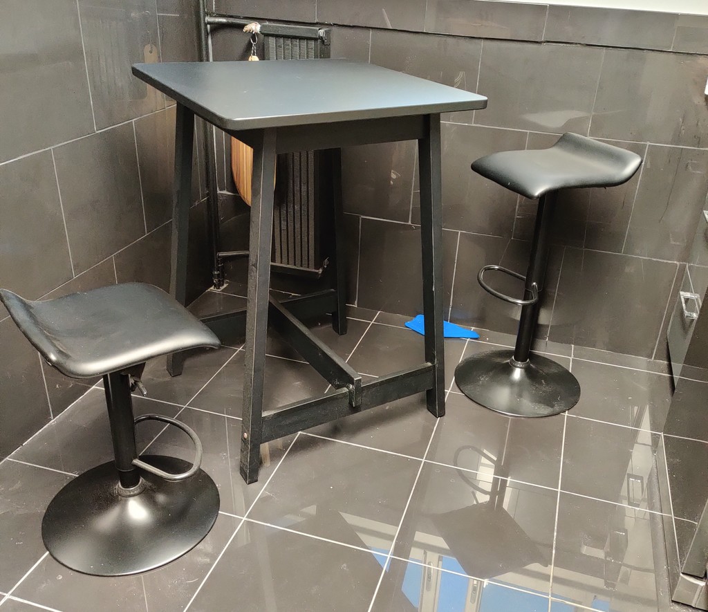 Ensemble table haute et tabourets de bar noirs 75 Marseille 8 (13)