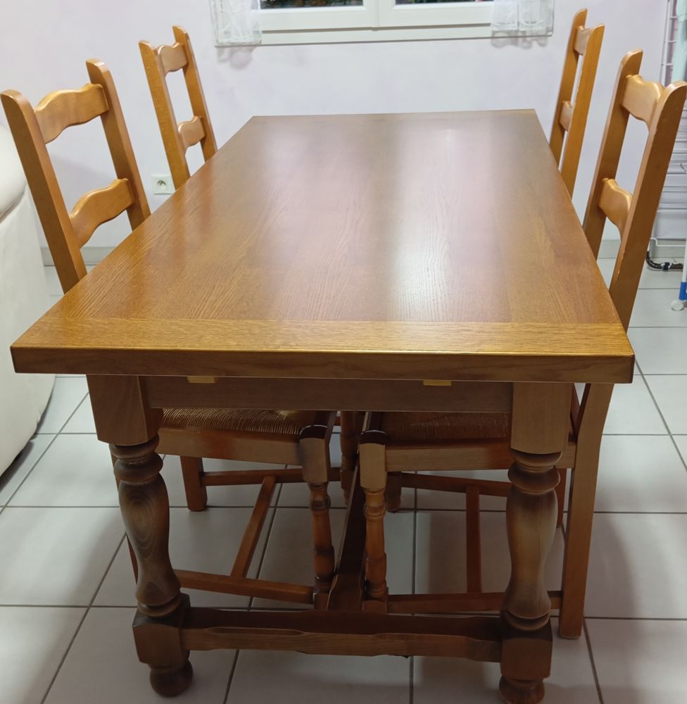 ensemble table plus chaises en ch�ne massif 300 Br�zins (38)