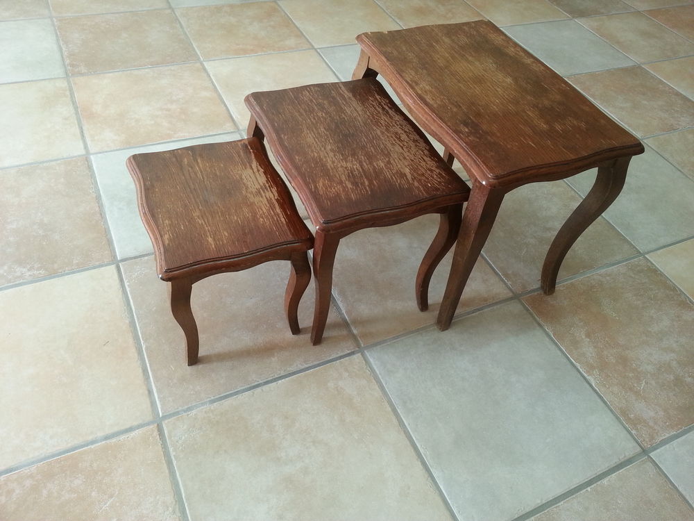 Ensemble de 3 tables gigognes. 40 La Seyne-sur-Mer (83)