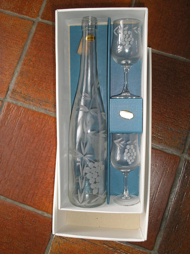 Ensemble VERRESA PIEDS ET BOUTEUILLE grav�s main. 10 Le Tremblay-sur-Mauldre (78)