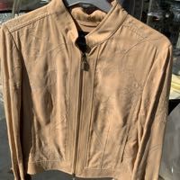 ENSEMBLE  VESTE ET JUPE sport fa�on alcantara brod� beige marque Betty Barclay 45 Cannes (06)