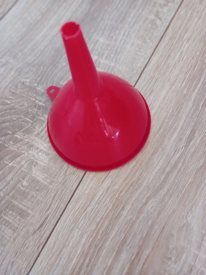 Entonnoir rouge 9 cm de diam�tre 0 Villiers (86)