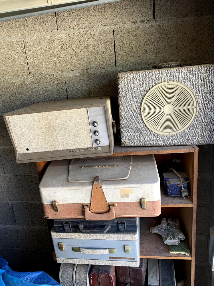 Environ 70 �lectrophones �lectrophones 
0 Villeneuve-l�s-Avignon (30)