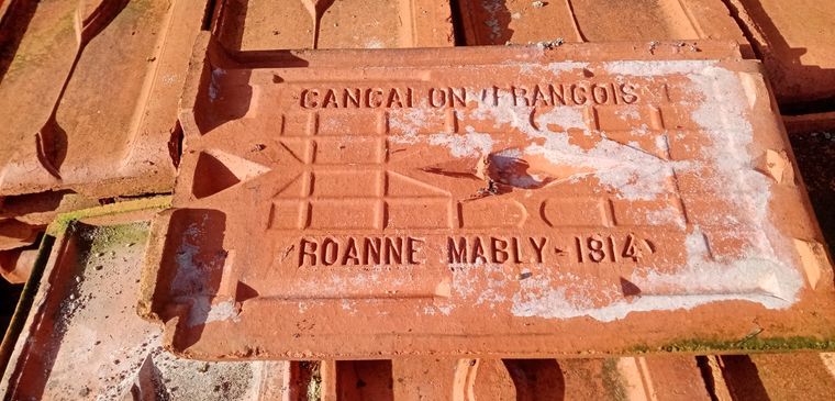 Environ 500 tuiles de BOURGOGNE MABLY 0 Chaingy (45)