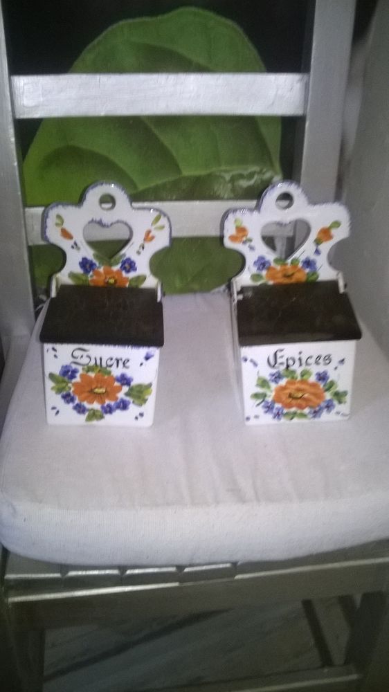 Pot � �pices bo�te mural
Porcelaine motif de fleurs
Excell 10 Talange (57)