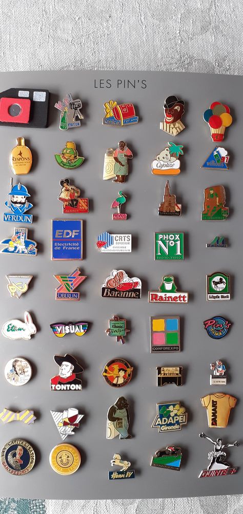 Lot de 130 �pinglettes Pin's dans classeur divers th�mes 40 Can�jan (33)