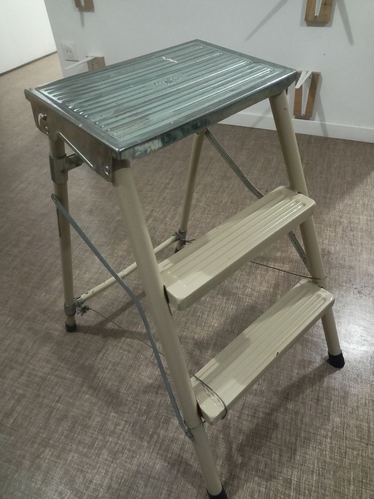 Escabeau 3 marches en m�tal 15 Paris 12 (75)