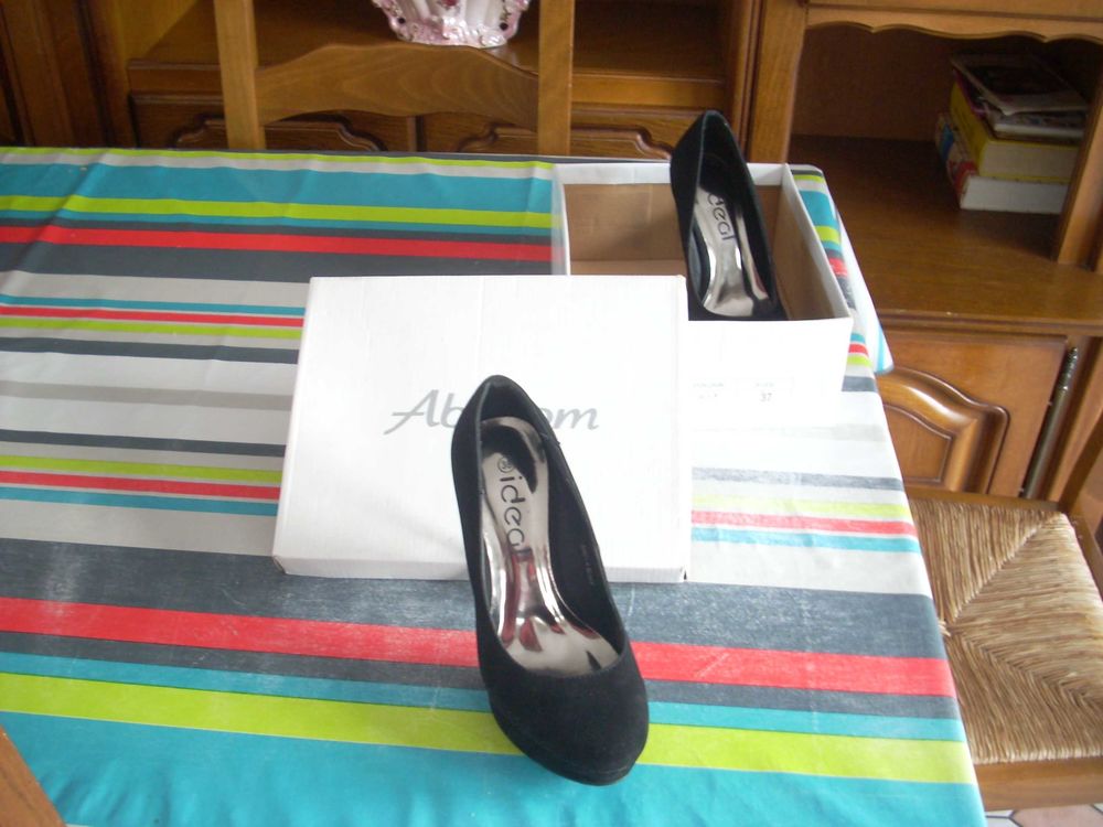 Escarpin noir en daim 38 femme. 20 Herblay (95)