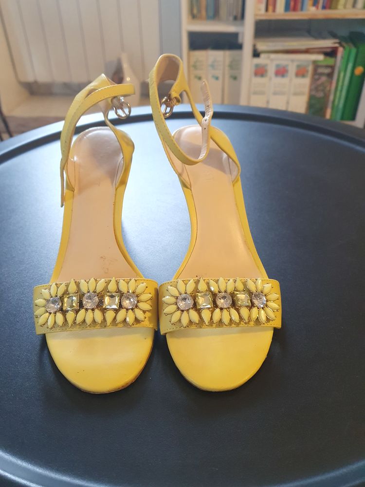 ESCARPINS EN CUIR JAUNE 15 Le Thor (84)