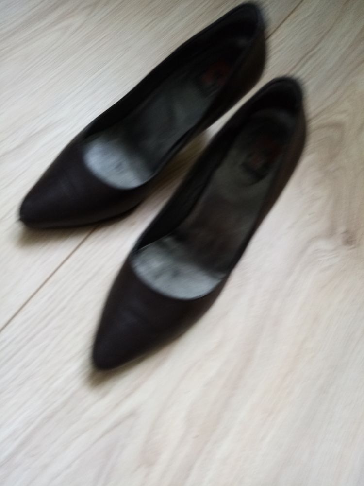             ESCARPINS cuir  marque RODIER
15 Leg� (44)