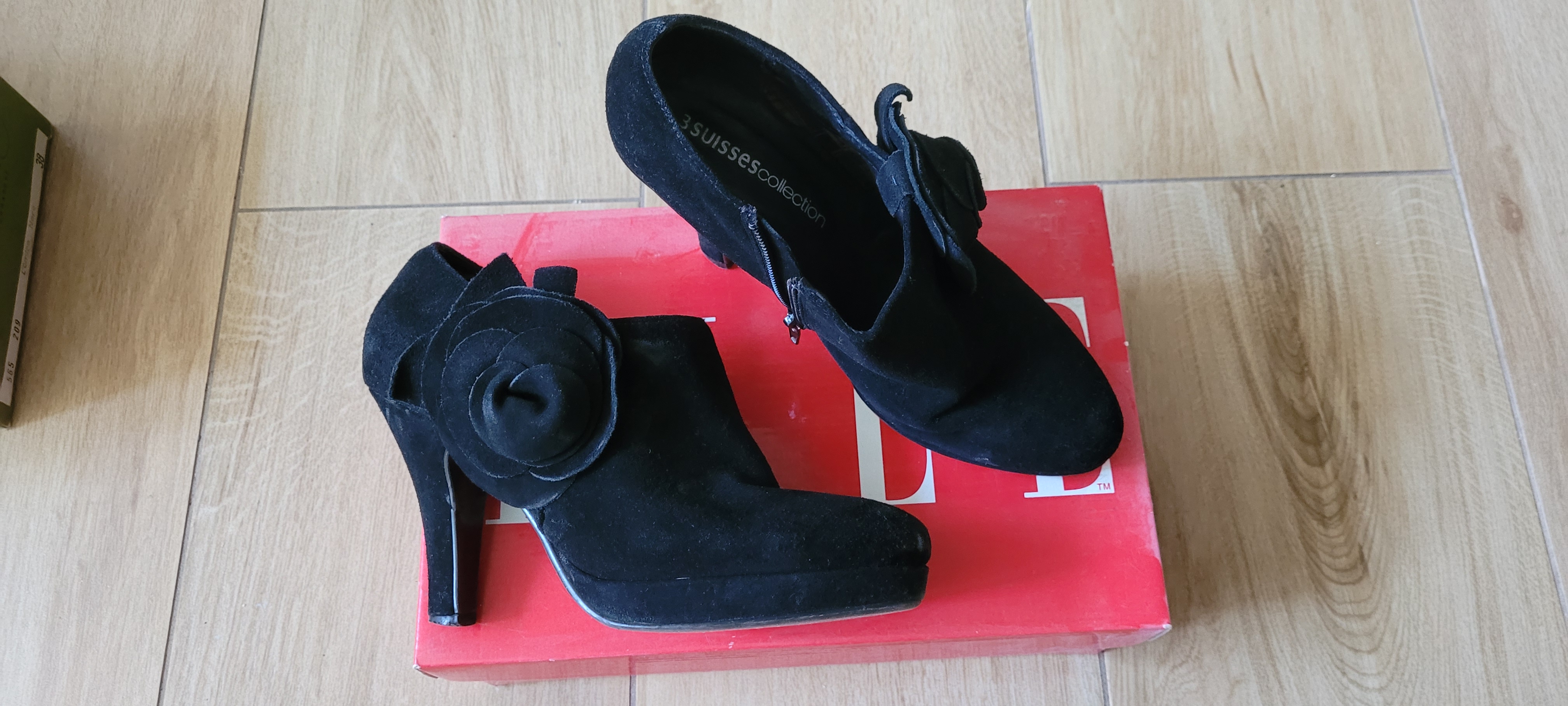 Escarpins fleur noirs T37 3 Suisses collection EU 10 Bordeaux (33)