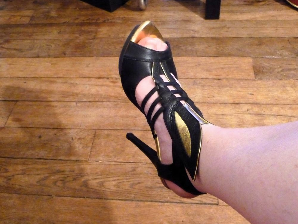 Escarpins Ouverts Compens�s en 100% Cuir Noir et Or- Pring 70 Paris 15 (75)