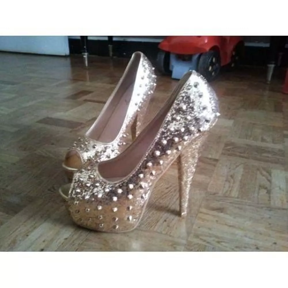 Escarpins a talons a clous dor� neuf. 40 Lyon 2 (69)