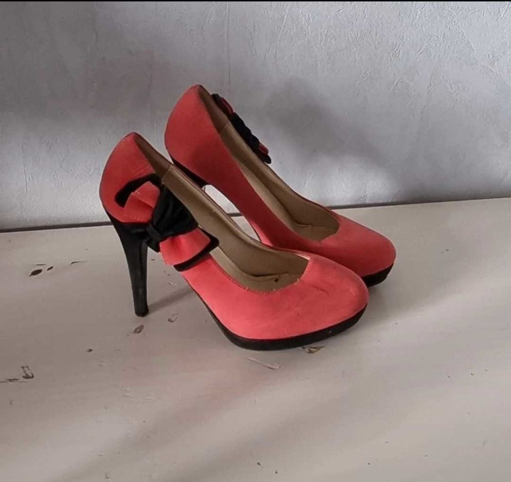 escarpins �  talons corail et noir bout arrondi taille 38 1 Auxerre (89)
