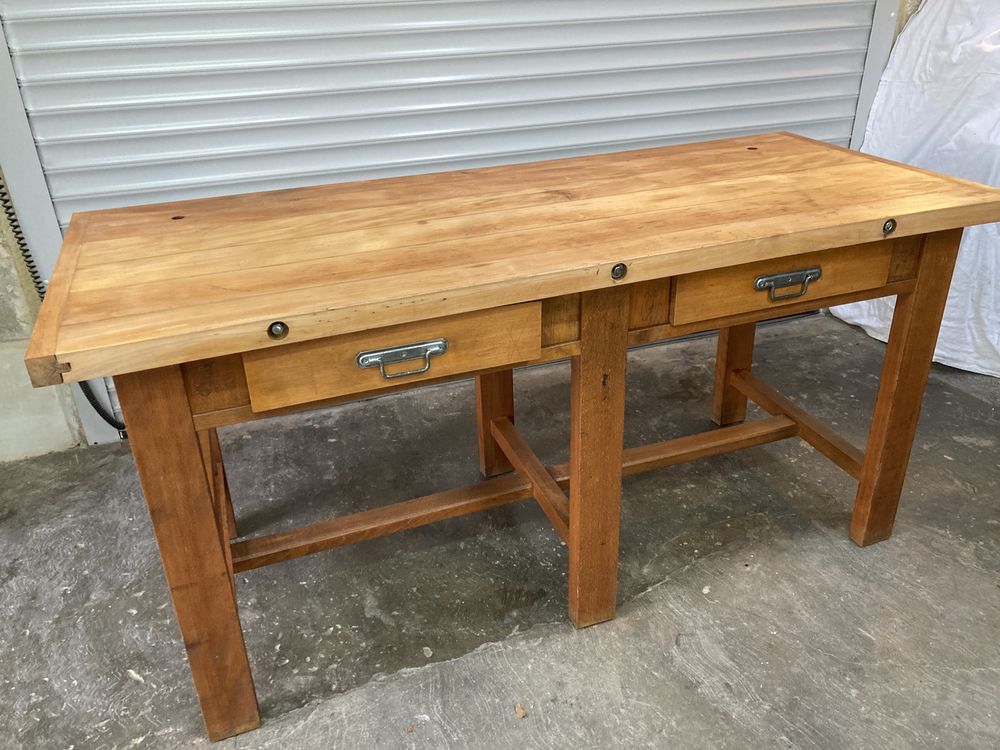 
BEL �TABLI ,  TRES PROPRE  ,  EN H�TRE. . 150 Lu�on (85)