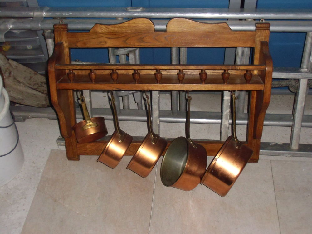 �tag�re avec 5 casseroles en cuivres 30 Vieux-Berquin (59)
