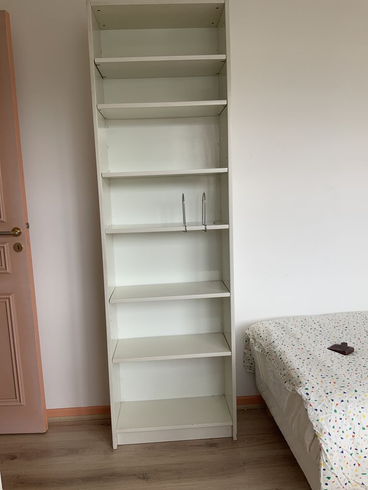 etagere haute avec rayonnages 
30 Annemasse (74)
