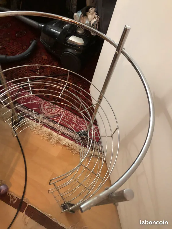 �tag�re en m�tal et roues 20 Ivry-sur-Seine (94)